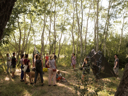 gruppo di persone in mezzo agli alberi