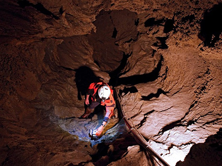 ricercatore in grotta